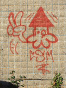 833338 Afbeelding van graffiti met een Utrechtse kabouter (KBTR), op het geluidsscherm langs de parkeerplaats bij ...